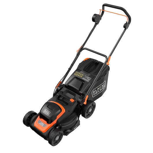 Een elektrische grasmaaier van BLACK+DECKER met een zwart-oranje ontwerp, vier wielen, een grasopvangbak aan de achterkant en een ergonomisch handvat.