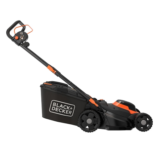Een BLACK+DECKER grasmaaier met een zwart en oranje ontwerp. De maaier heeft een opvangbak aan de achterkant en grote wielen voor eenvoudige verplaatsing.