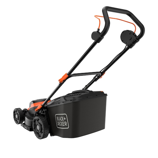 Een BLACK+DECKER grasmaaier met een zwart en oranje ontwerp. De grasmaaier heeft een stuur met een oranje voedingskabel, stevige wielen en een grasopvangbak aan de achterkant. Het BLACK+DECKER-logo is zichtbaar aan de zijkant van de opvangbak.