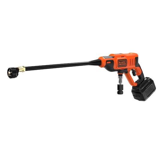 Draadloze oranje-zwarte BLACK+DECKER hogedrukreiniger met lange spuitstuk en batterij, getoond tegen een witte achtergrond.