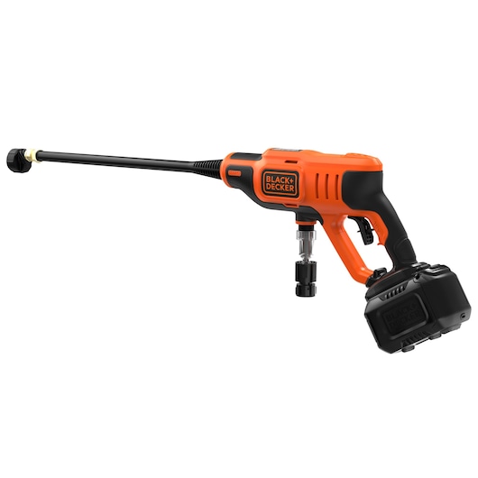 Een draadloze BLACK+DECKER hogedrukreiniger met een oranje en zwart ontwerp, voorzien van een lange spuitmond en een oplaadbare batterij aan het handvat.