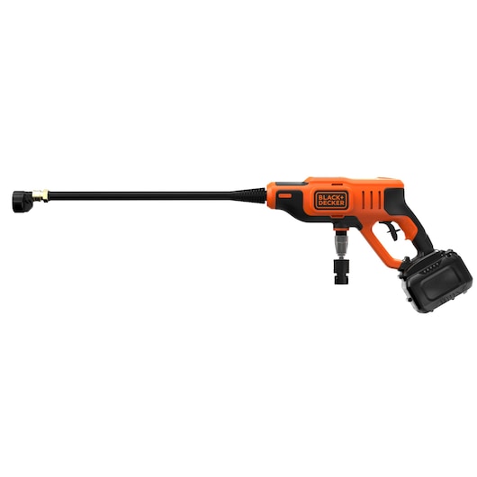 Draadloze hogedrukreiniger van BLACK+DECKER met een lange zwarte sproeier en een oranje-zwarte behuizing, zijaanzicht.