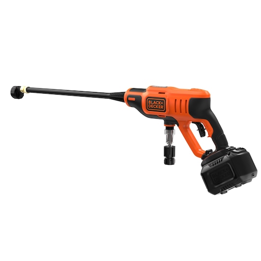Een draadloze hogedrukreiniger van BLACK+DECKER met een oranje en zwart ontwerp, voorzien van een lange spuitmond en een afneembare batterij.