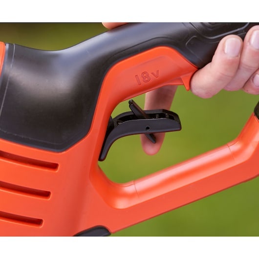BLACKDECKER BCPC18D1 handgreep van elektrisch gereedschap met zwarte trekker en 18V-markering, close-upfoto.