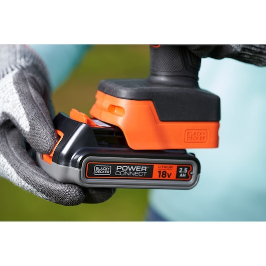 BLACKDECKER BCPP18D1 draadloos gereedschap met Power Connect 18V 2.5Ah lithiumbatterij, close-up buiten.