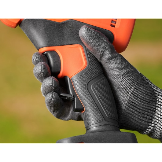 Close-up foto van BLACKDECKER powertool handgreep, BCPP18D1, met getextureerde grip vastgehouden door gehandschoende hand.