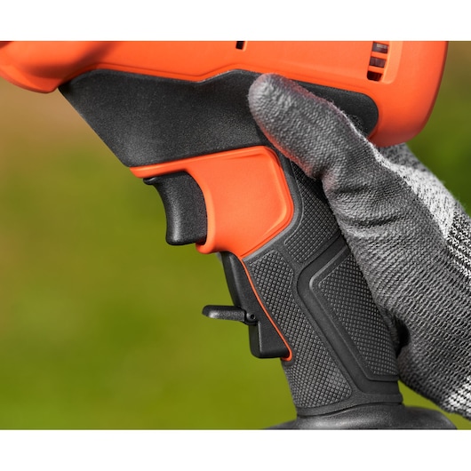 BLACKDECKER BCPP18D1 boormachinehandvat close-up met textuur en trekker, vastgehouden door gehandschoende hand.