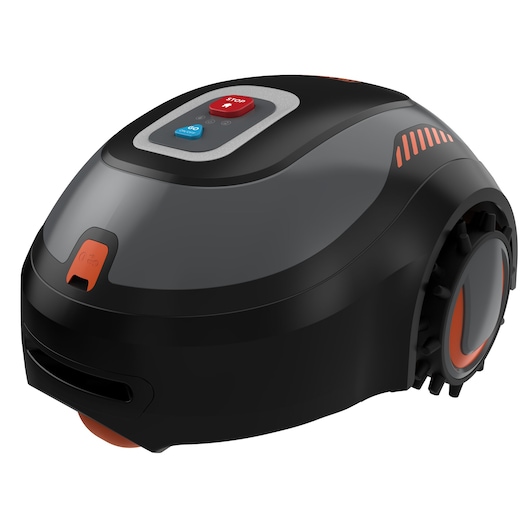Vue rapprochée d'une tondeuse robot BLACK+DECKER au design élégant noir et orange, avec ses boutons de commande sur le dessus et ses roues sur le côté.