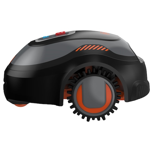 Vue latérale d'une tondeuse à gazon robotique BLACK+DECKER noire et orange, avec de grandes roues et des boutons de contrôle sur le dessus, modèle BCRMW121.