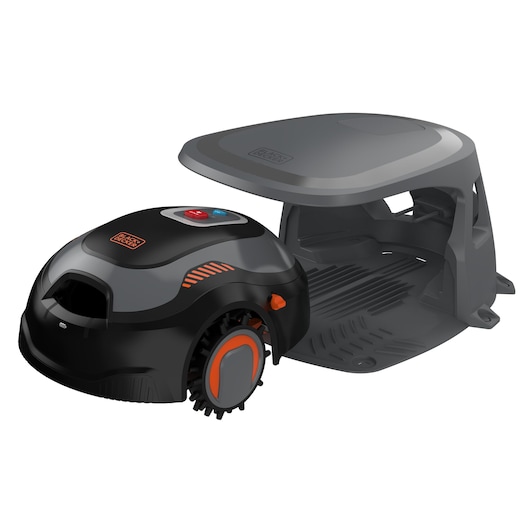 BLACK+DECKER robotmaaier met docking- en laadstation, getoond in zwart en oranje op een witte achtergrond.