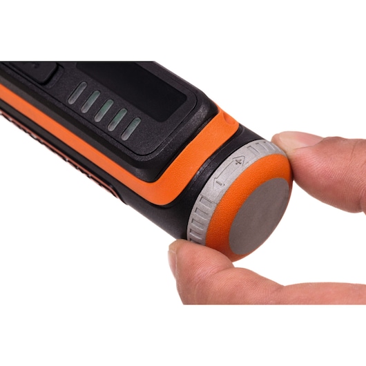 BLACKDECKER BCRT8IK fotografie van draaiknop op zwart en oranje gereedschap vastgehouden door vingers, close-up