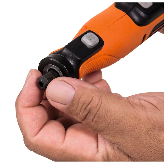 BLACKDECKER BCRT8IK rotatiegereedschap close-up, oranje en zwart, wordt met de hand aangepast, zijaanzicht.