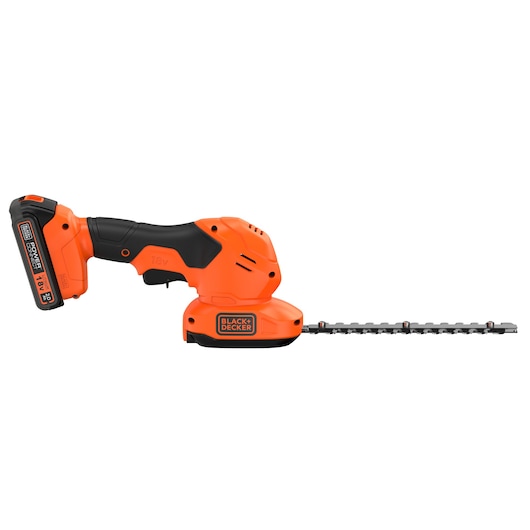 Photo du taille-herbes sans fil orange et noir BLACK+DECKER BCSS18D1, vue de gauche, sur fond blanc.