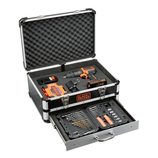 Une mallette BLACK+DECKER contenant une perceuse sans fil, un chargeur, différents forets, embouts de tournevis et accessoires. La mallette est ouverte, montrant des outils organisés et un couvercle en mousse pour la protection.