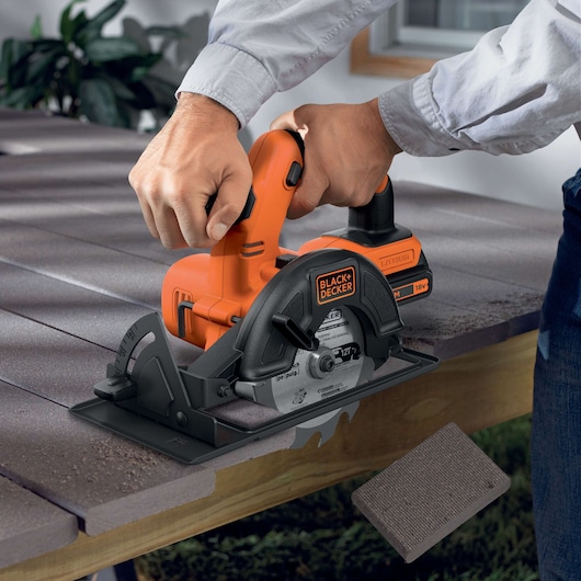 BLACK+DECKER BDCCS18N draadloze cirkelzaag zaagt hout, close-up actiebeeld.