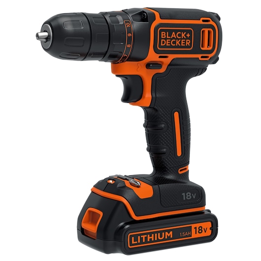 Een BLACK+DECKER 18V draadloze boormachine met een oranje-zwarte uitstraling, voorzien van een lithium-ion batterij en een ergonomisch handvat.