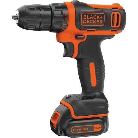 Een BLACK+DECKER draadloze boormachine met een 10,8V lithiumbatterij en een oranje-zwart design.