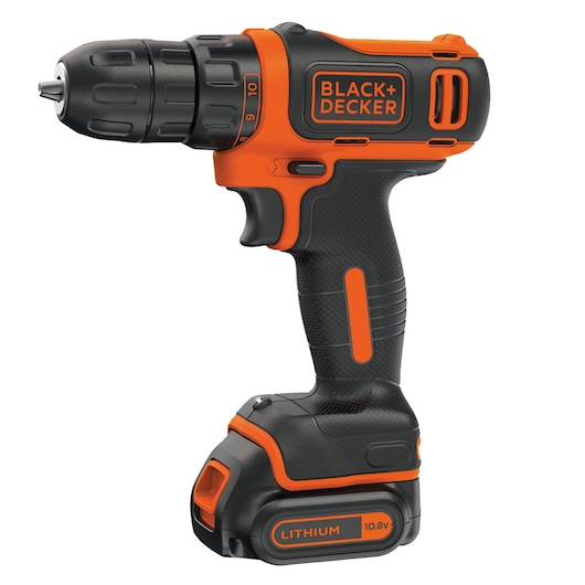Een BLACK+DECKER 10,8V lithium draadloze boormachine met een oranje en zwart ontwerp, een getextureerde handgreep, zichtbare merknaam en een batterijpakket aan de onderkant.