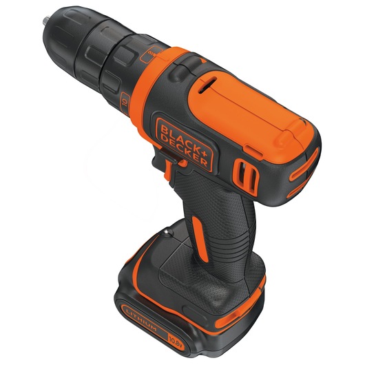 BLACKDECKER BDCDD12 perceuse sans fil, noir et orange, angle de côté avant sur fond blanc.
