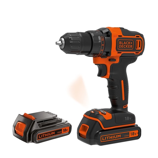 Perceuse sans fil BLACK+DECKER avec un design orange et noir, présentée avec une batterie au lithium-ion 18V et une batterie de rechange séparée.