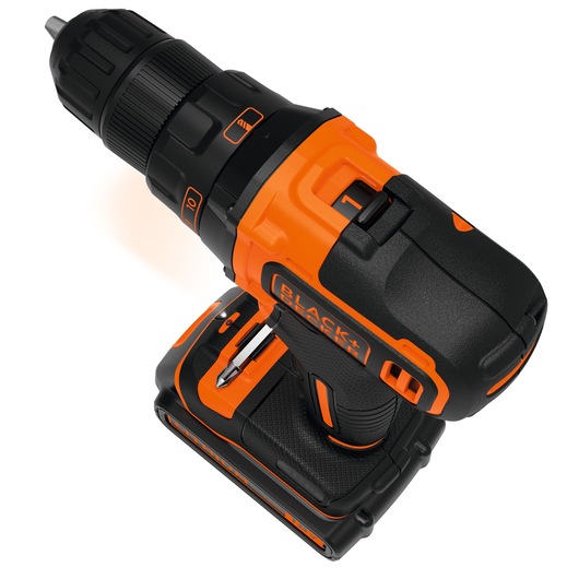 BLACKDECKER perceuse sans fil BDCDD186K, orange et noir, vue du dessus, batterie et poignée visibles.