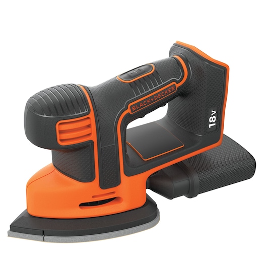 Een BLACK+DECKER 18V draadloze detailschuurmachine met een zwart en oranje behuizing, ergonomische grip en stofafzuiging. De schuurmachine is ontworpen voor precisieschuren op krappe plekken.