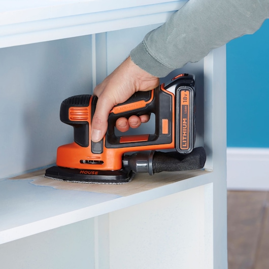 Photo de la ponceuse sans fil BLACKDECKER BDCDS18 utilisée sur une surface en bois.