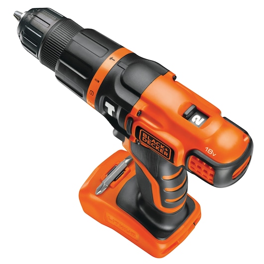Une perceuse électrique sans fil BLACK+DECKER 18V avec un design orange et noir. La perceuse possède une gâchette à vitesse variable, une poignée ergonomique et une base à batterie rechargeable au lithium. Le logo BLACK+DECKER est visible sur le côté.