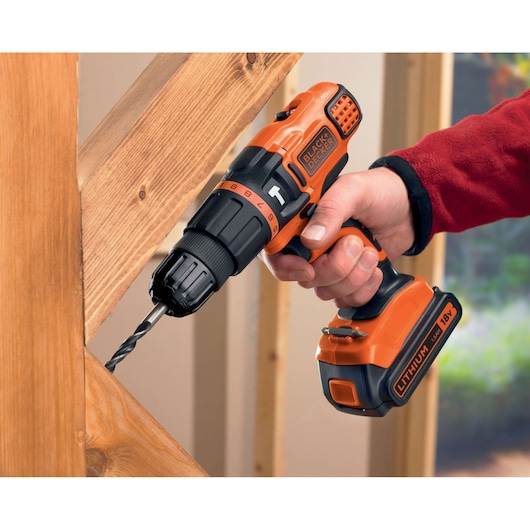 BLACKDECKER BDCH188N perceuse sans fil utilisée sur bois, couleur orange et noire, angle latéral.