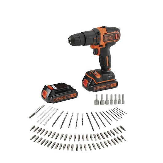 Une perceuse sans fil BLACK+DECKER avec deux batteries lithium 18V, différents forets, embouts de tournevis et accessoires de douille disposés devant l'appareil.