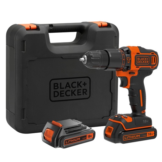 BLACK+DECKER draadloze boorset met een 18V lithium-ion boormachine, twee accu's en een zwarte draagkoffer.