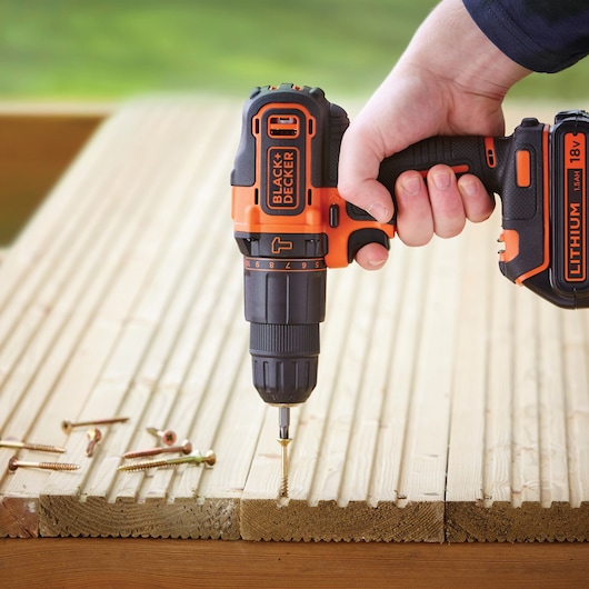BLACK+DECKER BDCHD18K perceuse sans fil vissant dans le bois, gros plan en extérieur.