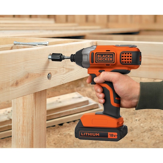 BLACK+DECKER BDCIM18N 18V slagschroevendraaier gebruikt bij houten frame, close-up.