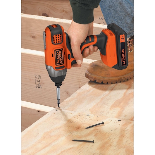 BLACKDECKER BDCIM18N impactdriver die een schroef in multiplex draait tijdens de bouw.