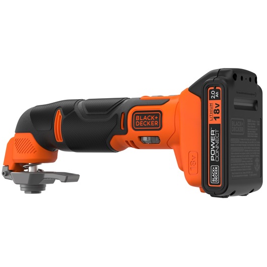 Photo de l’outil multifonction oscillant sans fil BLACK+DECKER BDCOS18D1K, vue latérale, orange et noir, batterie lithium 18V.