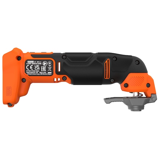 BLACKDECKER BDCOS18N draadloze oscillerende multitool, zwart en oranje, zijaanzicht, witte achtergrond.