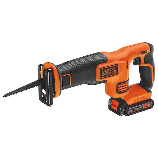 Een snoerloze reciprozaag van het merk BLACK+DECKER met een oranje en zwart ontwerp, voorzien van een lithiumbatterij en een ergonomische handgreep.