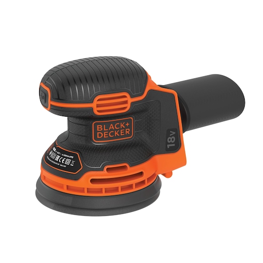 Een BLACK+DECKER 18V draadloze excentrische schuurmachine met een zwart-oranje ontwerp en een stofopvangaccessoire.