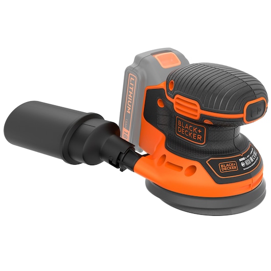 Une ponceuse orbitale aléatoire sans fil BLACK+DECKER au design orange et noir, avec un collecteur de poussière attaché et une batterie lithium 18V visible à l'arrière.