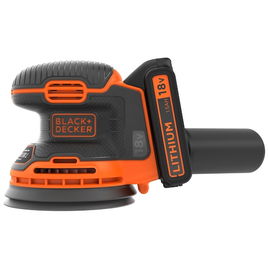 Een BLACK+DECKER draadloze excentrische schuurmachine met een 18V lithiumbatterij, getoond in zijaanzicht. Het gereedschap heeft een zwart-oranje ontwerp en het BLACK+DECKER-logo aan de zijkant.