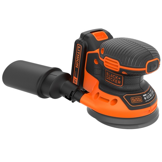 Een draadloze BLACK+DECKER excentrische schuurmachine met een 18V lithiumbatterij, een oranje-zwarte uitstraling en een stofopvangbak.