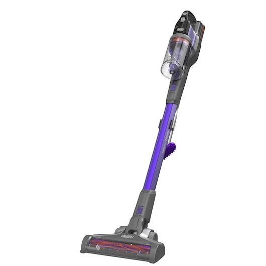 Un aspirateur balai sans fil BLACK+DECKER gris et violet. L'aspirateur dispose d'un récipient à poussière transparent et d'un design moderne et fin.