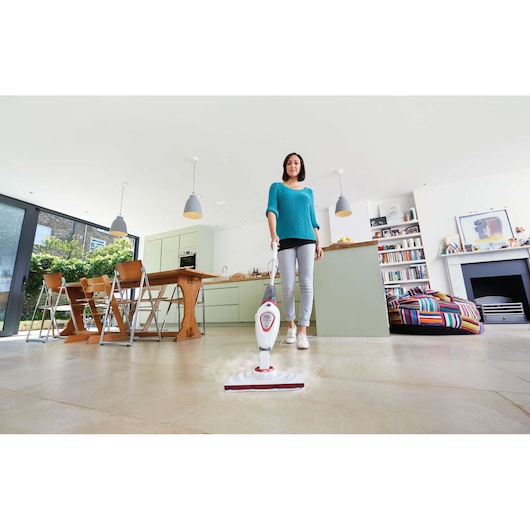 BLACKDECKER BDS1616R balai vapeur utilisé sur sol carrelé dans cuisine-salon moderne, photographie de produit