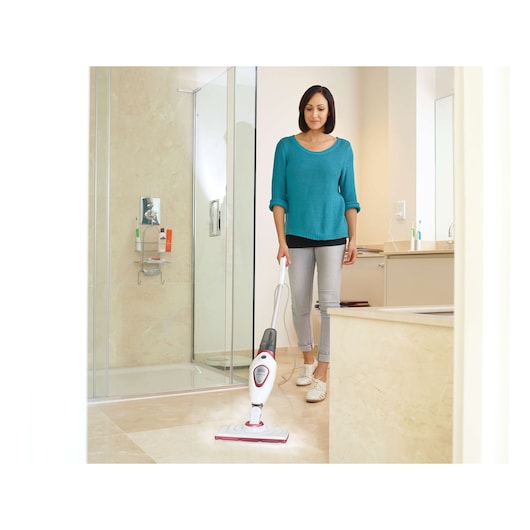 BLACKDECKER BDS1616R balai vapeur nettoyant un sol de salle de bain clair, personne tenant la poignée.
