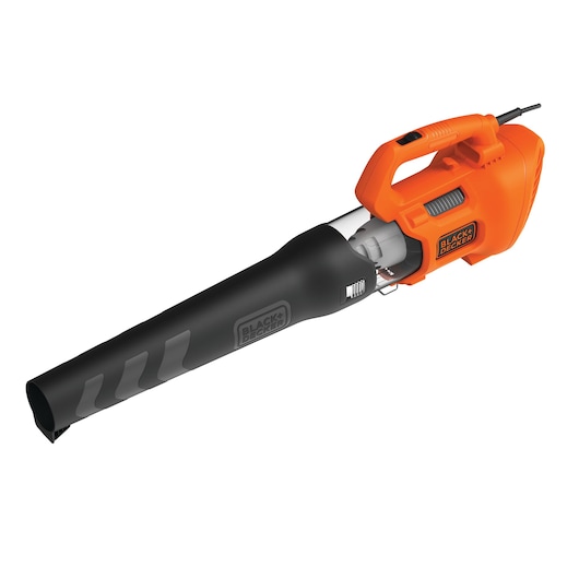 BLACKDECKER BEBL185 elektrische bladblazer in oranje en zwart, zijaanzicht, fotografie op witte achtergrond.