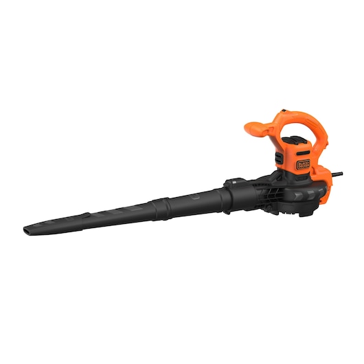 Een BLACK+DECKER elektrische tuinblazer en -stofzuiger, model BEBLV290, met een oranje en zwart ontwerp. Het apparaat heeft een lange, smalle mondstuk en een handgreep voor eenvoudige bediening.