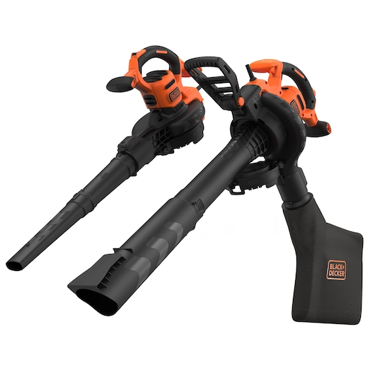 Twee BLACK+DECKER elektrische bladblazers en -zuigers in zwart en oranje, waarvan één is uitgerust met een opvangzak om te zuigen.