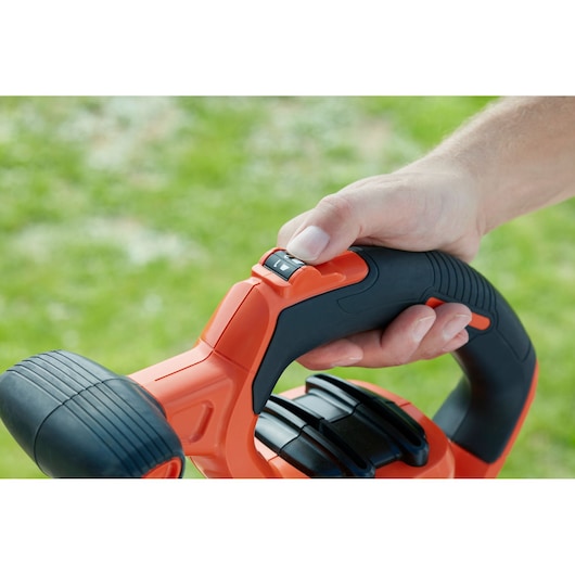 Close-up van de BLACKDECKER BEBLV300 bladblazer handgreep met bedieningsschakelaar.