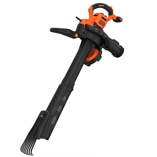BLACKDECKER BEBLV301 bladblazer en -zuiger met oranje-zwarte behuizing, schuine weergave op witte achtergrond.