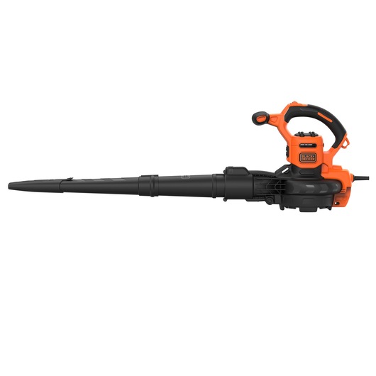 BLACKDECKER BEBLV301 oranje en zwarte elektrische bladblazer zijaanzicht op witte achtergrond.